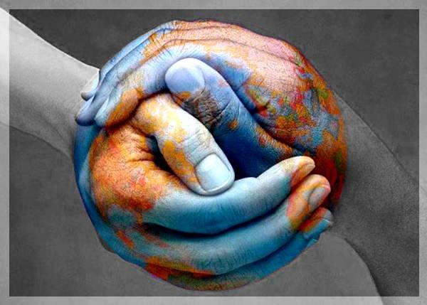 Deux mains entrelacées et peintes formant un globe par l'agence digitale à Reims et Paris