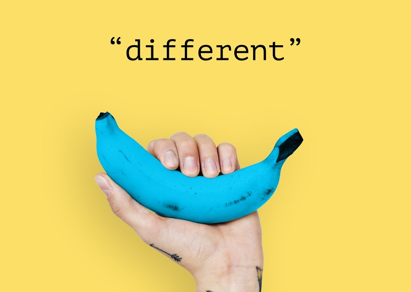 Main tenant une banane bleue par l'agence de branding & d'identité visuelle à Reims et Paris