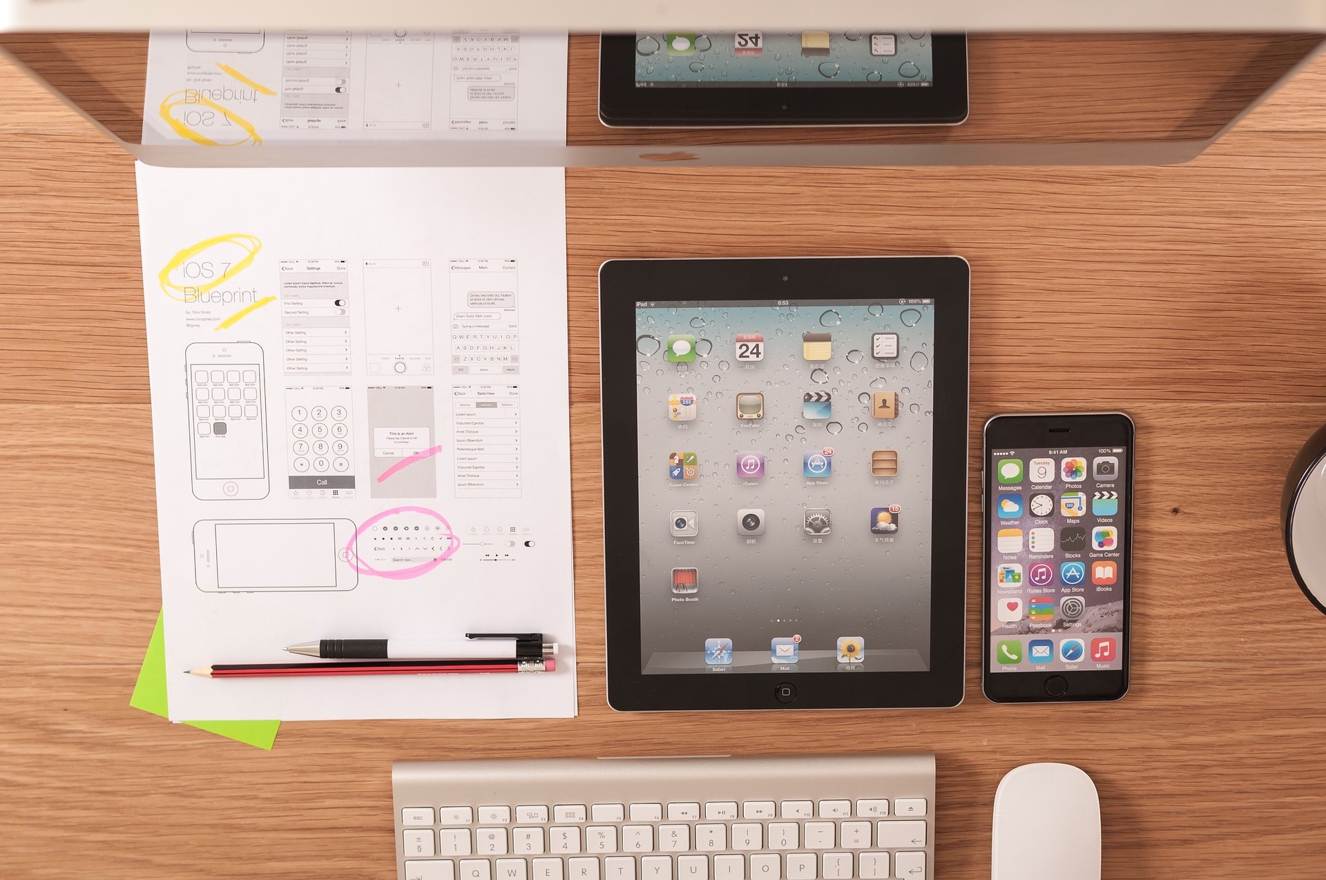 Bureau et espace de travail avec iMac, iPad et iPhone de l'agence de communication et de marketing à Reims et Paris