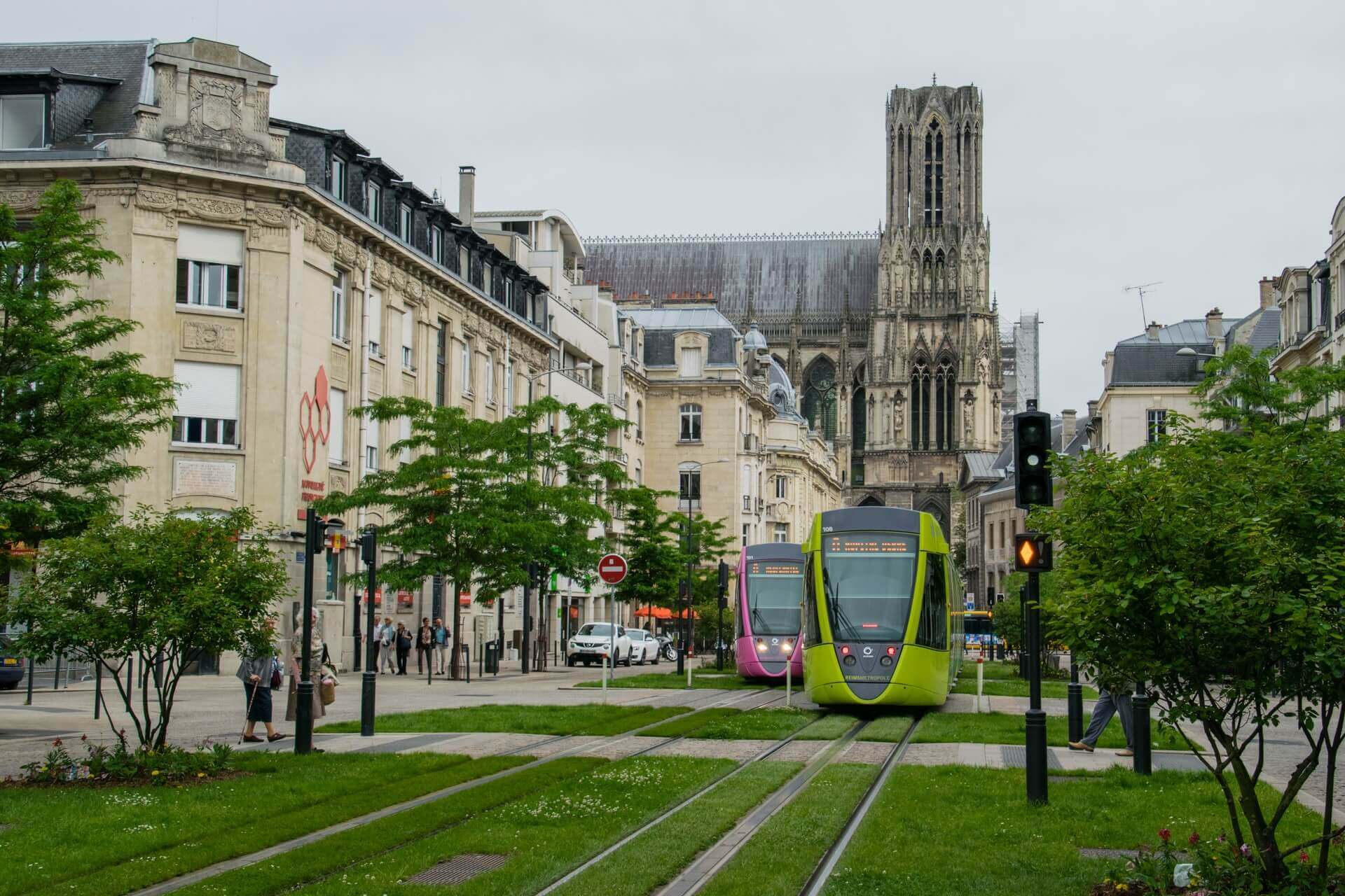 Vue tramway et Cathédrale de Reims